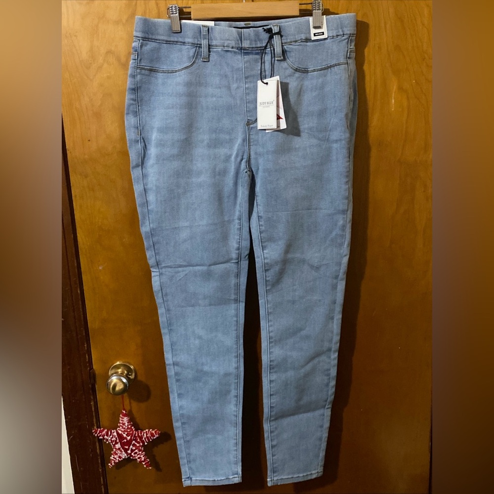 NEW Judy Blue Mid Rise Skinny Fit Pull-On Light Wash Jeans JB88254 Size 15/32